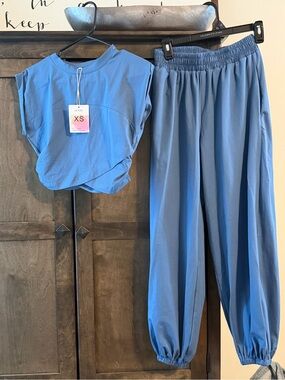 Blue SET- Women's Crewneck Cap-Sleeve Top with matching pants - XS